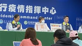 張上淳（左）表示，我國仍有31人住院中，其中桃醫群聚中的2名重症個案，雖已解除隔離，但因出現肺纖維化的情形，尚未脫離呼吸器。（圖／記者簡浩正攝影）