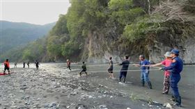 南投,鐵管,吊橋,拍照,墜落,仁愛鄉（圖／翻攝畫面）