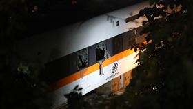 太魯閣號事故現場　第8節車廂深夜拉出（1）台鐵太魯閣號出軌事故釀嚴重死傷，東正線交通亦受阻中斷，列車第8節車廂卡在清水隧道多日，6日深夜終於被眾人合力拉出隧道。中央社記者王騰毅攝　110年4月6日