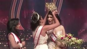 ▲斯里蘭卡選美皇后被強摘桂冠。（圖／翻攝自推特）