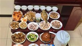 連擲30個笑筊！媳認命照古禮祭拜　擺「22道豪華菜色」