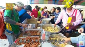 ▲大甲媽遶境路途上，有許多善心人士提供信眾們食物，而除了愛心食物外，還有那些美食呢？（圖/寶島神很大）