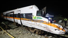太魯閣號事故現場 最後一節車廂拖出隧道（1）台鐵太魯閣號事故現場持續搶通，7日凌晨工作人員將第8節車廂拖出隧道，可見車頭部分因遭受撞擊嚴重受損。中央社記者王騰毅攝 110年4月7日