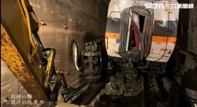 台鐵太魯閣出軌釀50死悲劇，多節車廂卡在隧道內嚴重變形、扭曲。（圖／顏勝裕授權提供）