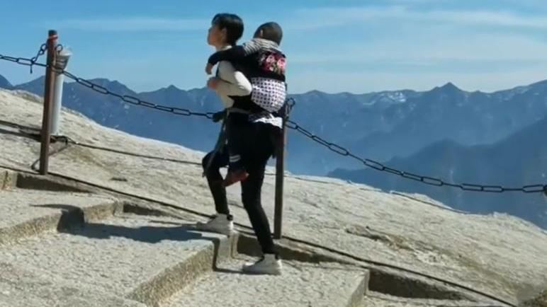 揹罕病兒爬山　母：我會成為他的雙腿