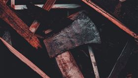 鐵塊,木材,廢棄物（翻攝自unsplash圖庫）