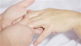 握手，牽手，美甲（示意圖／翻攝自Pixabay）