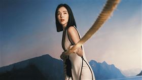 許瑋甯擔任封面人物。（圖／《ELLE》國際中文版雜誌提供）