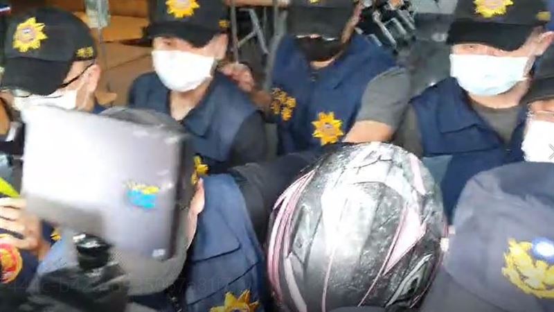 工程車副駕逃逸移工　移送地檢複訊