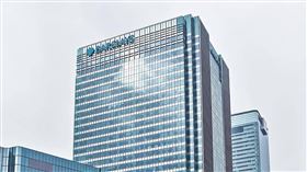 抗議氣候變遷！環團打破英國巴克萊銀行總部玻璃。（翻攝自巴克萊銀行官網https://www.barclays.co.uk/）