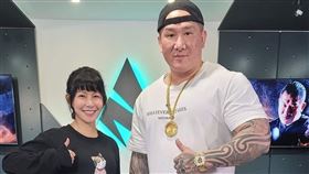 館長合體阿樂玩「下衣失蹤」！　嫩白美腿網驚呆：眼睛業障有點深（圖／翻攝自飆捍臉書）