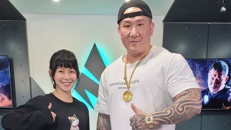 館長阿樂玩下衣失蹤　嫩白美腿全都露