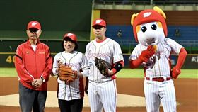中華職棒一軍賽事重新回到嘉義市，味全龍首戰邀請市長黃敏惠擔任開球嘉賓。