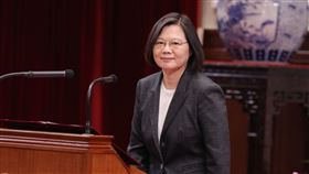 蔡英文接見「109年中華民國優良商人、優良外國駐臺商務單位、優良外商、優良臺灣老店暨在地特色老店、創新菁英老店、南臺灣大餅節傳承及創新獎得獎人」。（圖／總統府提供）