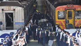 台鐵太魯閣號  殉職司機員袁淳修搭專列下班返家台鐵太魯閣號事故殉職的司機員袁淳修6日完成火化，台鐵局派專列護送他的骨灰、家屬回台中，鐵路警察列隊致意，昔日同事也一同上車搭到樹林，陪袁淳修完成任務，要他安心下班。中央社記者張祈攝  110年4月6日