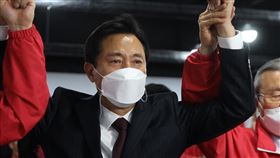 韓執政黨認了敗選 吳世勳時隔十年再當首爾市長
韓國執政黨共同民主黨在今日舉行的首爾、釜山市長補選中皆以懸殊票數慘敗；10年前曾任首爾市長的最大在野黨國民力量候選人吳世勳則第3度回鍋，政策料將快速大幅改變。
https://www.facebook.com/ohsehoon4you/photos/pcb.2983454375217557/2983454168550911
圖／翻攝自오세훈臉書