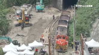 工程車卡樹叢　李義祥開怪手拉車失敗