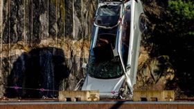 ▲Volvo吊掛車輛進行下墜撞擊測試。（圖／翻攝Volvo網站）