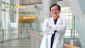 黃耀廣醫師對此表示，最新微創手術還有物理方式的靜脈膠水，先用MRI核磁共振確認血管構造，再用超音波定位，將導管放入病變的靜脈內開始釋放靜脈膠水，醫生在外部施以適量力度的按壓黏住淺層靜脈。