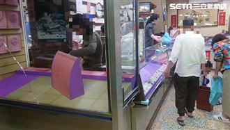 破窗搶銀樓　2匪10秒劫60萬金飾