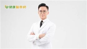 擁有醫美專業資歷十年以上的醫美診所院長楊勝君醫師指出，長期久坐不運動造成腹壓增加，或女性停經荷爾蒙改變、懷孕壓迫，都會影響骨盆底肌，加上老化也會使組織鬆弛，當肌肉力道不足時，很容易憋不住尿意。