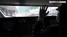 太魯閣事故頭七，台鐵行經西正線清水隧道長鳴30秒，司機員揮手致意 台鐵提供