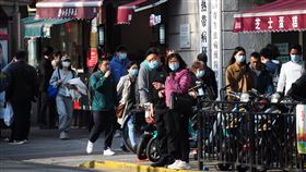 雲南現疫情後　上海要求高風險地區人員也須隔離上海6日再收緊防疫措施，要求途經或來自中國高風險地區的人員抵上海後需隔離14天。圖為3月25日黃浦區街頭，多數行人仍戴著口罩。中央社記者沈朋達上海攝　110年4月6日