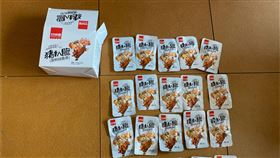 金門新竹刑大聯手  查獲中國肉製品零食（1）金門縣警局刑警大隊8日表示，金門刑大結合新竹刑大、衛生和檢疫單位在金門、新竹稽查疑似中國肉製品，查扣大拇哥子彈腸、豬扒脆等肉製零食百餘包。（金門縣警局刑事警察大隊提供）中央社記者黃慧敏傳真  110年4月8日