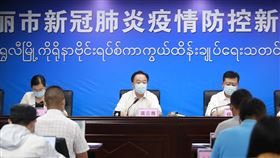 雲南瑞麗屢爆疫情  市委書記遭撤職調查雲南省瑞麗市近日再爆COVID-19疫情，市委書記龔雲尊被指失職，遭撤職調查。圖為龔雲尊（中）2020年9月15日出席當地疫情記者會。（中新社提供）中央社  110年4月8日