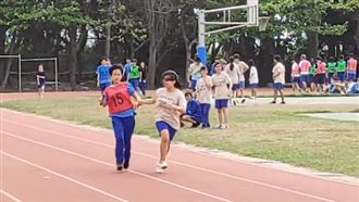 最暖大隊接力　全班拚命衝刺只為她