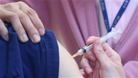 AZ疫苗開打  台大醫院醫護人員接種（3）台大醫院22日開始施打首批COVID-19（2019冠狀病毒疾病，武漢肺炎）牛津AZ疫苗，由第一線醫護人員優先接種。中央社記者王騰毅攝  110年3月22日