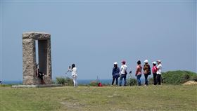 排排隊　拍拍照受武漢肺炎疫情影響，國旅風潮大爆發，台灣各風景區常是人滿為患，想在比較熱門的景點拍個網美照，也得先保持社交距離耐心排隊。中央社記者鄭傑文攝　110年2月14日