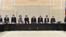行政院會中行政院長蘇貞昌及全體閣員為「臺鐵408次太魯閣號事故」默哀。（圖／行政院提供）