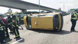 賓士亂切車道　小黃來不及閃撞上翻覆