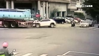 20噸水車遭追撞　送水任務被耽擱