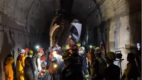 太魯閣4號408次，花蓮大清水隧道出軌，車廂扭曲變形，花蓮消防隊，救援全紀錄，搶救第一現場曝光，近千名警義消、救難隊員，長達80小時，救援任務 (圖／花蓮消防局提供)