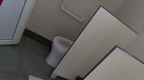 劉樂妍又崩潰！公廁「沒有門」　陸網笑：以前連隔板都沒有（圖／翻攝自劉樂妍微博）