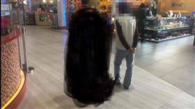 阿姨逛街「旁邊跟著守護神」　全場看照片黑影愣：是筆仙！　圖／翻攝自靈異公社