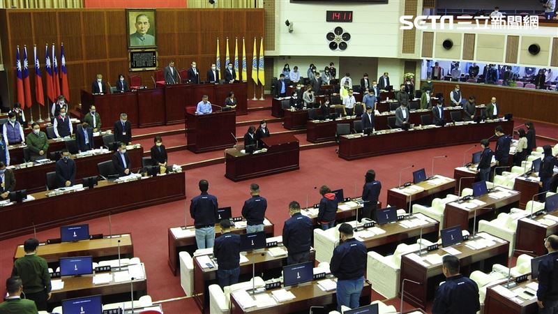 柯P議會「默哀1分鐘」議員獻花致意