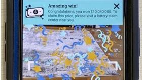 ▲男子領取1000萬美元大獎。（圖／翻攝自彩券公司推特）