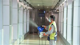 ▲機場公司在國門嚴謹落實防疫清消，營造讓旅客與工作同仁安心的環境。（圖／桃園機場公司提供）