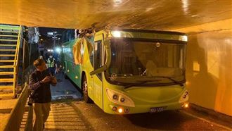 新／小東地下道意外！客運誤闖毀車頂