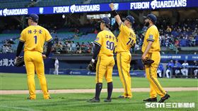 ▲中信兄弟球員陳子豪、江坤宇、許基宏和投手加百利觀看重播輔助判決。（圖／記者劉彥池攝影）