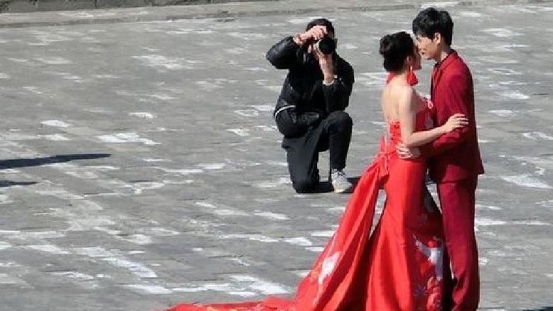上聯「原配夫妻腳挨腳」　下聯超經典