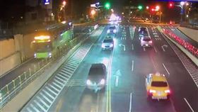 小東地下道,受困,機車道