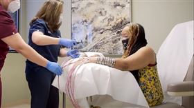 威廉斯上週前往皮膚科，在醫生幫助下剪掉了留30年的長指甲。（圖／翻攝自金氏世界紀錄youtube）