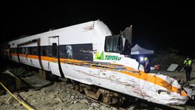 太魯閣號事故現場 最後一節車廂拖出隧道（1）台鐵太魯閣號事故現場持續搶通，7日凌晨工作人員將第8節車廂拖出隧道，可見車頭部分因遭受撞擊嚴重受損。中央社記者王騰毅攝 110年4月7日