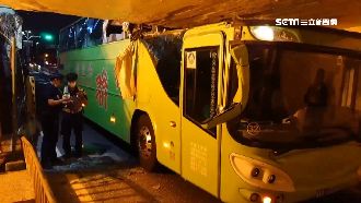 客運司機恍神　車頭撞台鐵陸橋被削半