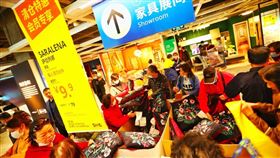 上海IKEA徐匯店清倉拍賣，湧入大量人潮。（圖／翻攝自微博）