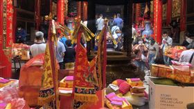 大甲媽祖9日起駕  信眾入廟參拜大甲鎮瀾宮媽祖9日晚間起駕遶境，上午就有許多信眾入廟參拜，準備為媽祖送駕。中央社記者趙麗妍攝  110年4月9日